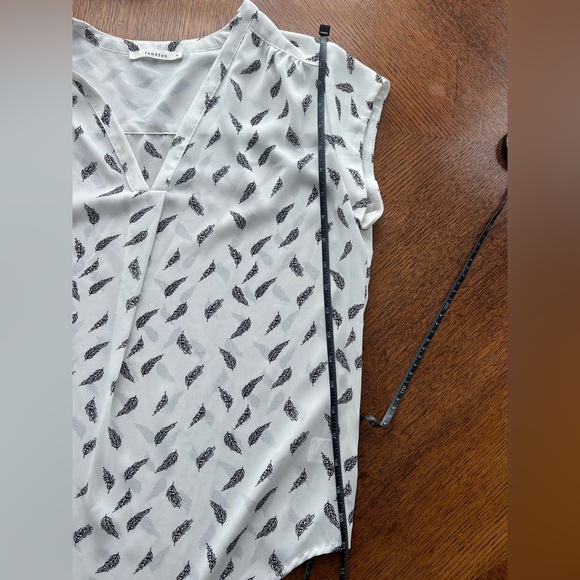 White and Black Feather Patterned Women's V-Neck Short Sleeve Blouse Sz M - Picture 9 of 9